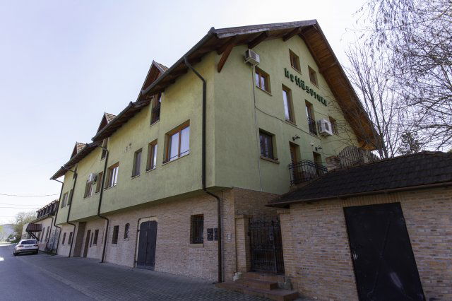 Eladó családi ház, Esztergomban 388 M Ft, 27 szobás