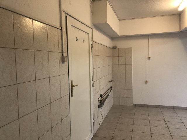 Eladó üzlethelyiség, Ajkán, Alkotmány utcában 18.4 M Ft