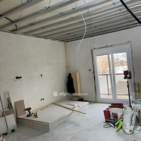 Eladó panellakás, Pécsett 64.9 M Ft, 2 szobás