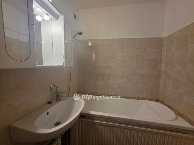 Eladó panellakás, Ajkán 41.59 M Ft, 2 szobás