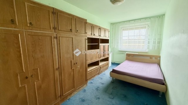 Eladó panellakás, Szegeden 58.5 M Ft, 4 szobás