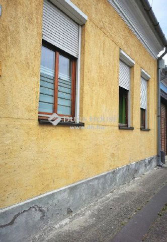 Eladó téglalakás, Esztergomban 39.5 M Ft, 2 szobás