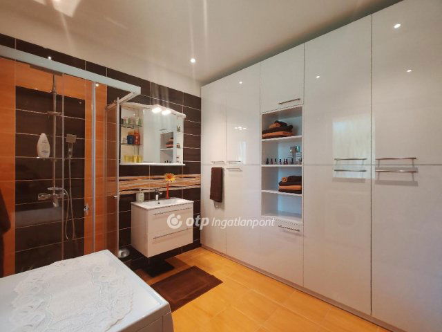 Eladó családi ház, Kápolnásnyéken 189 M Ft, 4 szobás