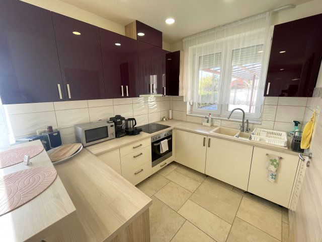 Eladó családi ház, Szombathelyen 134.9 M Ft, 6 szobás