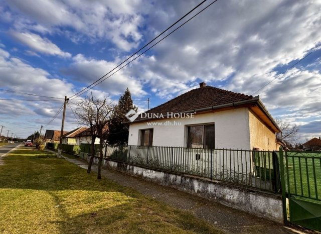Eladó családi ház, Tápióságon 16 M Ft, 3 szobás