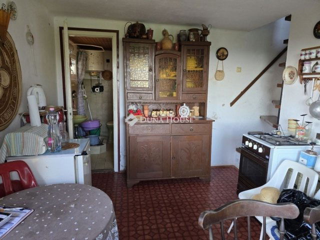 Eladó nyaraló, Pécsett 15 M Ft, 2 szobás / költözzbe.hu