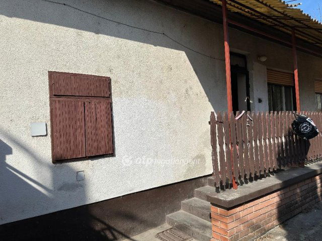 Eladó családi ház, Cegléden 100 M Ft, 4 szobás
