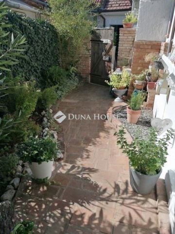 Eladó családi ház, Pécsett 96.5 M Ft, 2 szobás