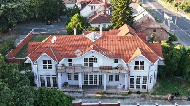 Eladó családi ház, Pécsett 119 M Ft, 6 szobás