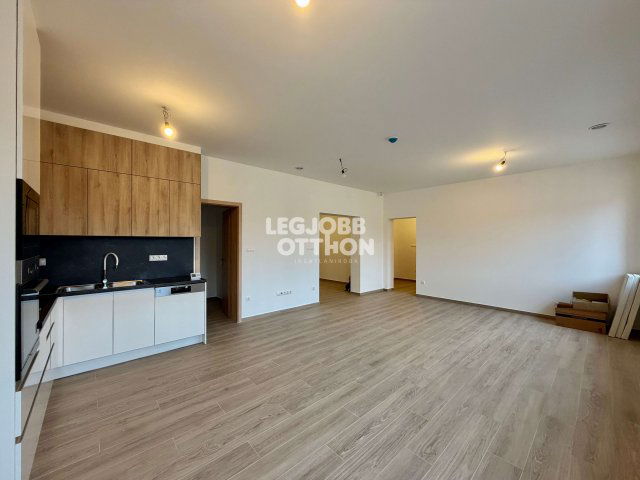 Eladó téglalakás, Cegléden 114 M Ft, 3 szobás