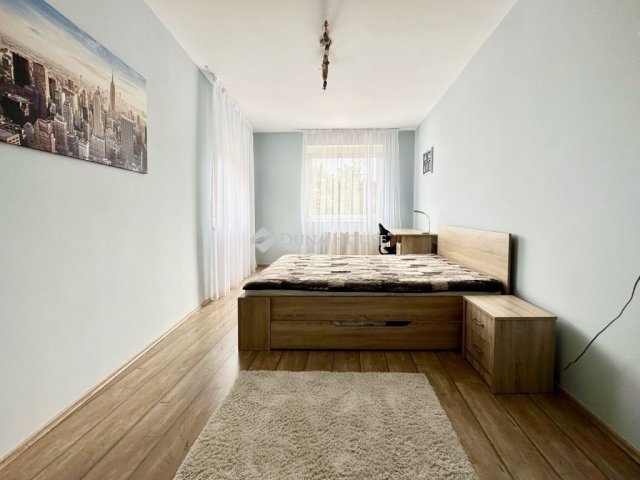 Eladó családi ház, Pécsett 250 M Ft, 9 szobás