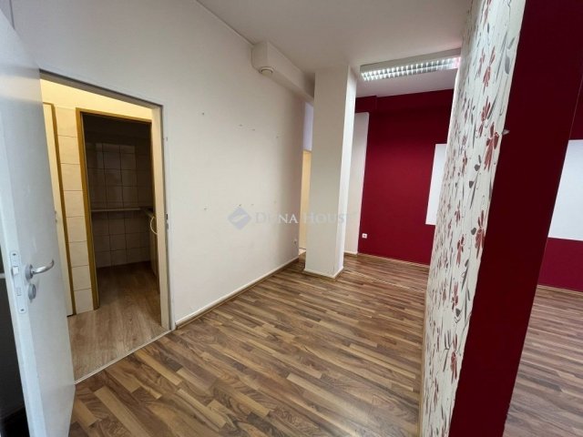 Eladó üzlethelyiség, Budapesten, III. kerületben 73.5 M Ft