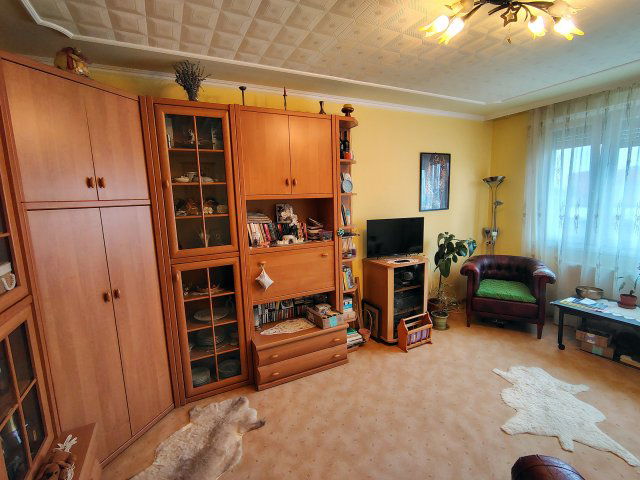 Eladó panellakás, Cegléden 46.9 M Ft, 4 szobás