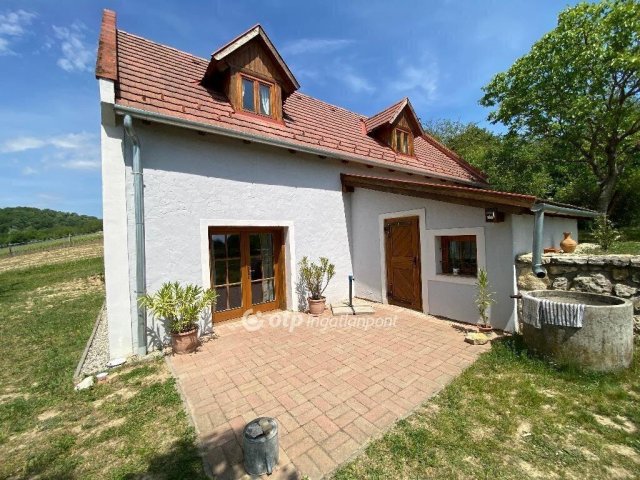 Eladó nyaraló, Balatoncsicsón 109.8 M Ft, 3 szobás