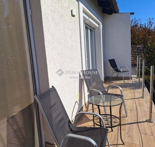 Eladó családi ház, Szadán 265 M Ft, 6 szobás