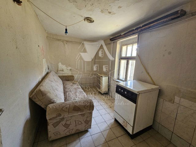 Eladó családi ház, Újszászon 5.9 M Ft, 1+1 szobás