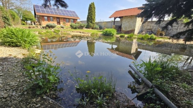 Eladó családi ház, Érsekcsanádon 210 M Ft, 4 szobás