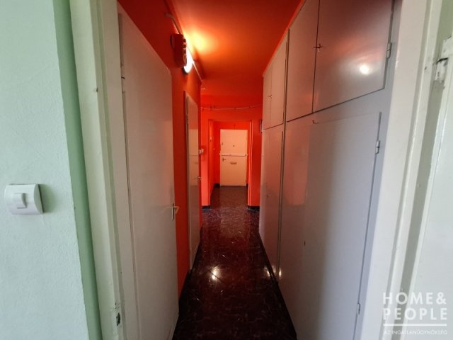 Eladó téglalakás, Szegeden 64 M Ft, 4 szobás