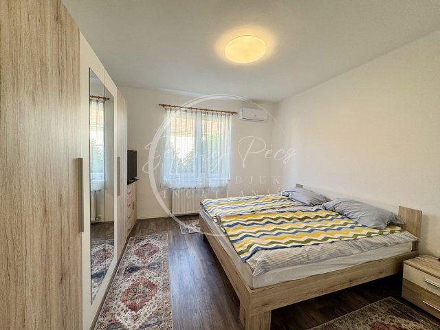 Eladó téglalakás, Pécsett 0.2 M Ft, 3 szobás