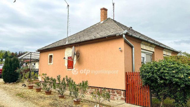 Eladó családi ház, Tápszentmiklóson 59.8 M Ft, 5 szobás