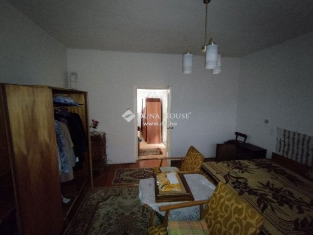 Eladó családi ház, Neszmélyen 29.99 M Ft, 2 szobás
