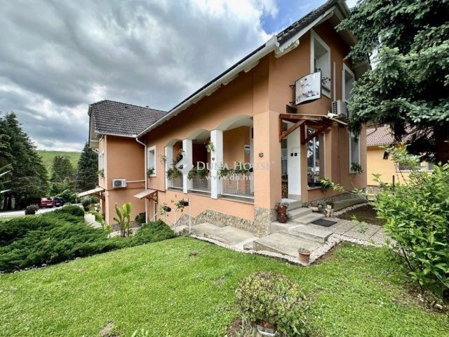 Eladó családi ház, Abaligeten 149.9 M Ft, 9 szobás