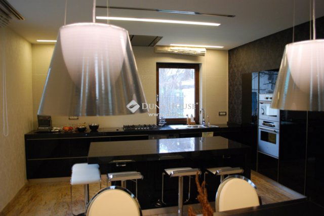 Eladó családi ház, Szentendrén 638.4 M Ft, 3 szobás