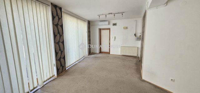 Eladó iroda, Pécsett, Jókai téren 59.99 M Ft