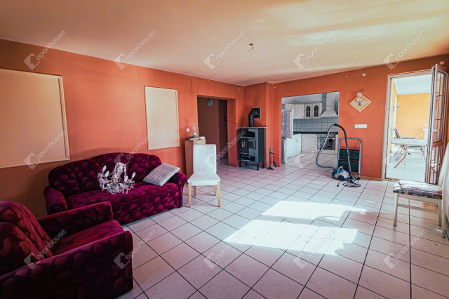 Eladó családi ház, Hegyeshalomban 139 M Ft, 9 szobás