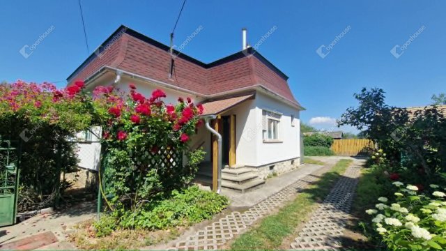 Eladó családi ház, Komáromban 68 M Ft, 3 szobás