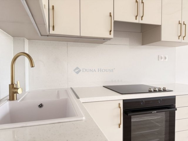 Eladó panellakás, Pécsett 64.9 M Ft, 3 szobás