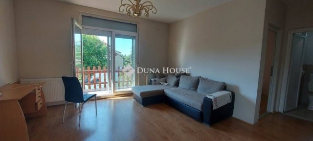 Kiadó téglalakás, albérlet, Pécsett 180 E Ft / hó, 3 szobás