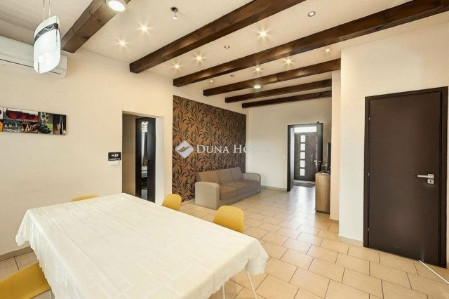 Eladó családi ház, Kecskeméten 199 M Ft, 9 szobás