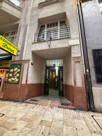 Eladó téglalakás, Budapesten, V. kerületben, Október 6. utcában
