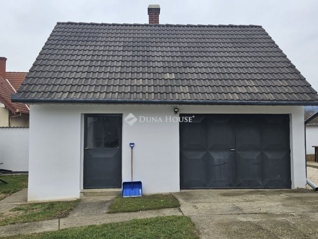 Eladó családi ház, Siklóson 99.9 M Ft, 4 szobás