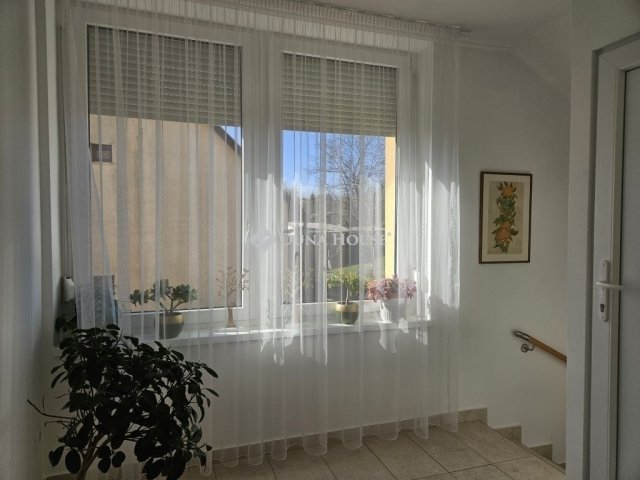 Eladó családi ház, Pécsett 199 M Ft, 5 szobás