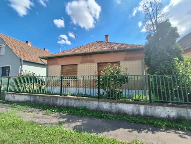 Eladó családi ház, Szolnokon 25.8 M Ft, 2 szobás