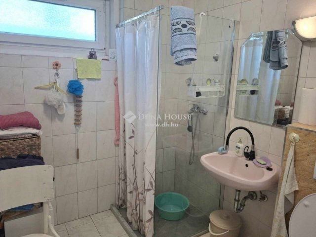 Eladó családi ház, Dunaharasztin 110 M Ft, 6 szobás