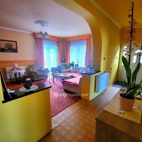 Eladó családi ház, Mikepércsen 87 M Ft, 6+1 szobás