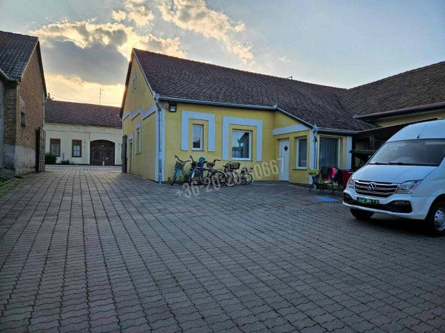 Eladó üzlethelyiség, Mohácson 130 M Ft, 5 szobás