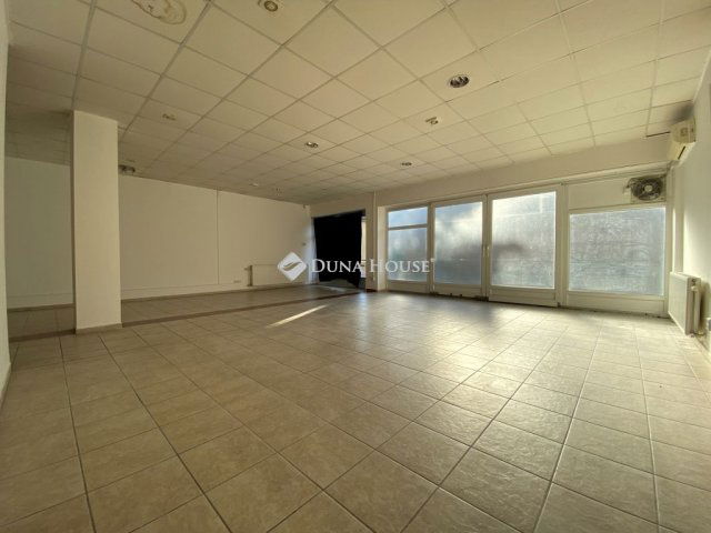 Eladó iroda, Komlón, Berek utcában 21.5 M Ft