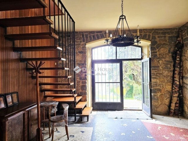 Eladó családi ház, Pécsett 129.9 M Ft, 5 szobás