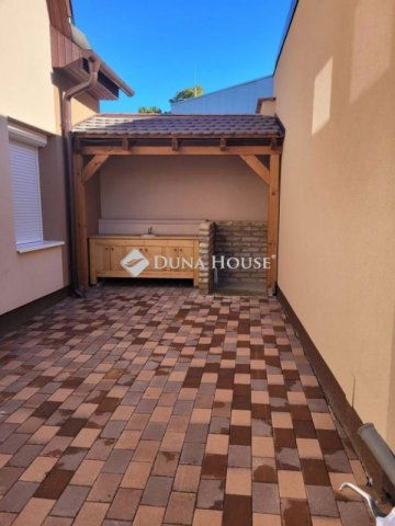 Eladó téglalakás, Baján 180 M Ft, 9+4 szobás