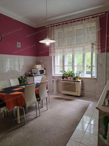 Eladó téglalakás, Szolnokon 29.9 M Ft, 3 szobás