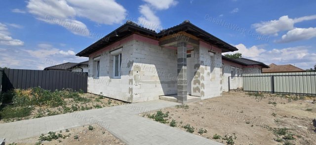 Eladó ikerház, Cegléden 60 M Ft, 4 szobás / költözzbe.hu