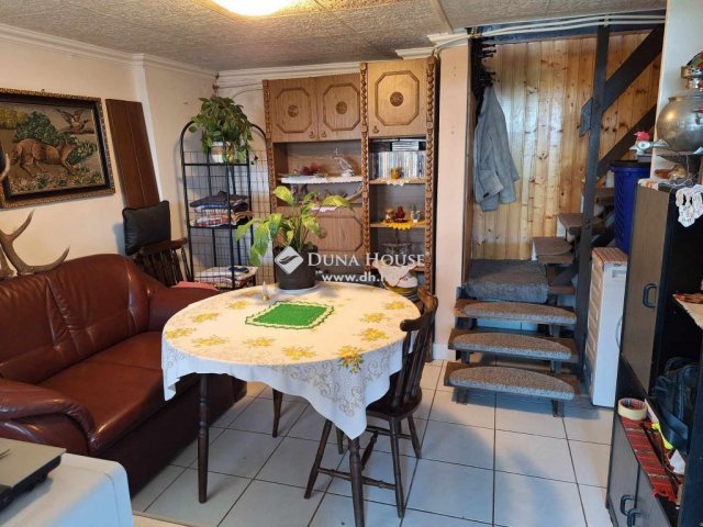 Eladó nyaraló, Neszmélyen 25 M Ft, 3 szobás