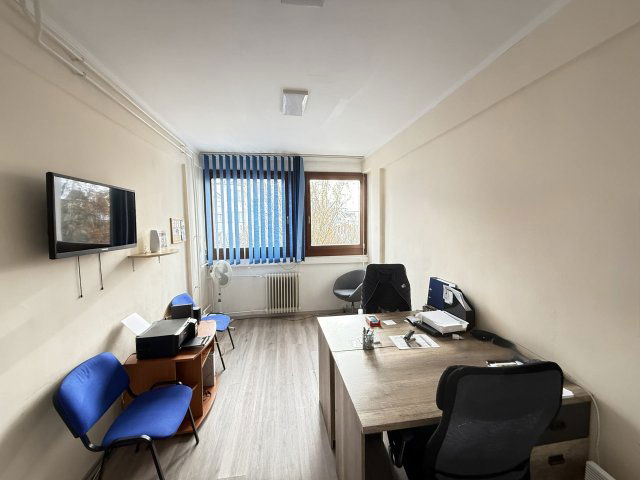 Kiadó iroda, Veszprémben, Óváros téren 260 E Ft / hó