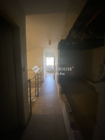 Eladó családi ház, Mendén 179.9 M Ft, 11 szobás