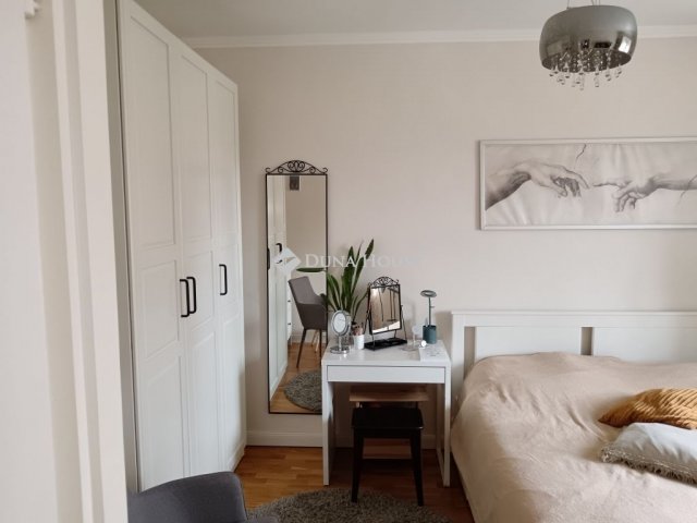 Eladó téglalakás, Pécsett 46.9 M Ft, 3 szobás