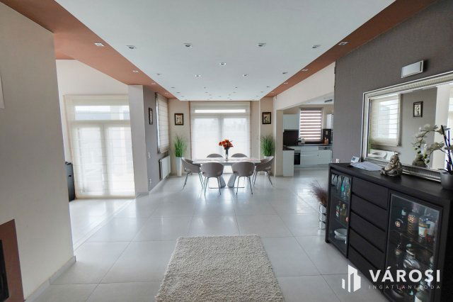 Eladó családi ház, Csobánkán 295 M Ft, 6 szobás